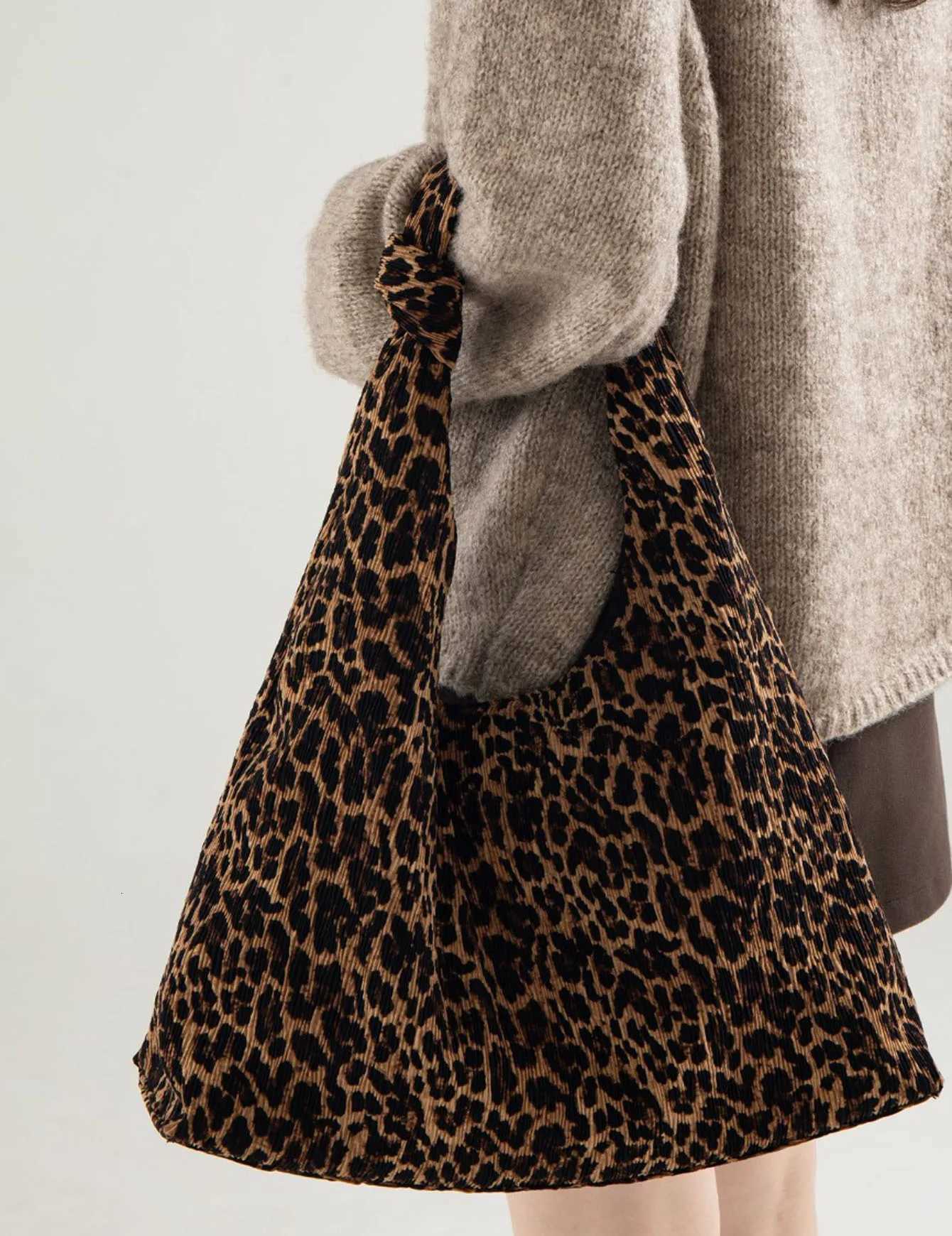 Totes Small niche Design Suede Material Underarm Tote Bag for Autumn and Winter Large Capacity Leopard Print Handheld Shoulder Bag X261016
