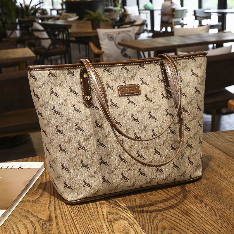 Free shipping large capacity tote bag new casual retro shoulder bag high-end fashion shoulder bag underarm bag women's light luxury handbag des