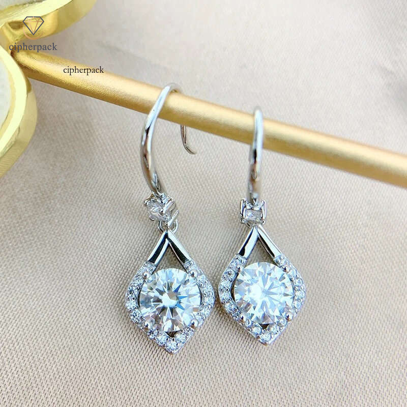 live stream showcases bridal light luxury fashionable sparkling Moissanite earrings exquisite and high-end internet celebrity style