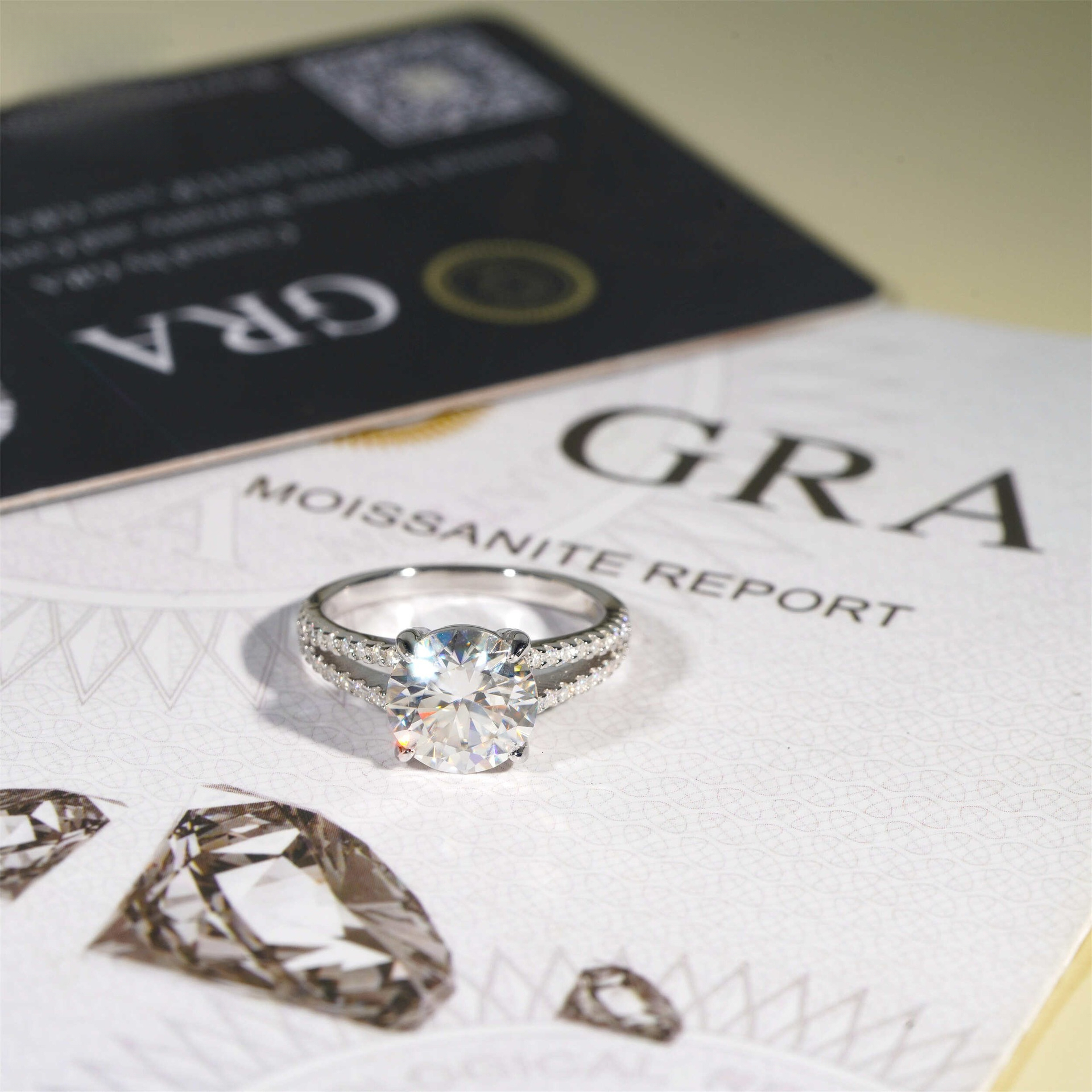 Hot-selling, luxurious, exquisite 3-ct engagement ring for men women, made of 925 silver with high-quality moissanite, a sparkling and memorable pie
