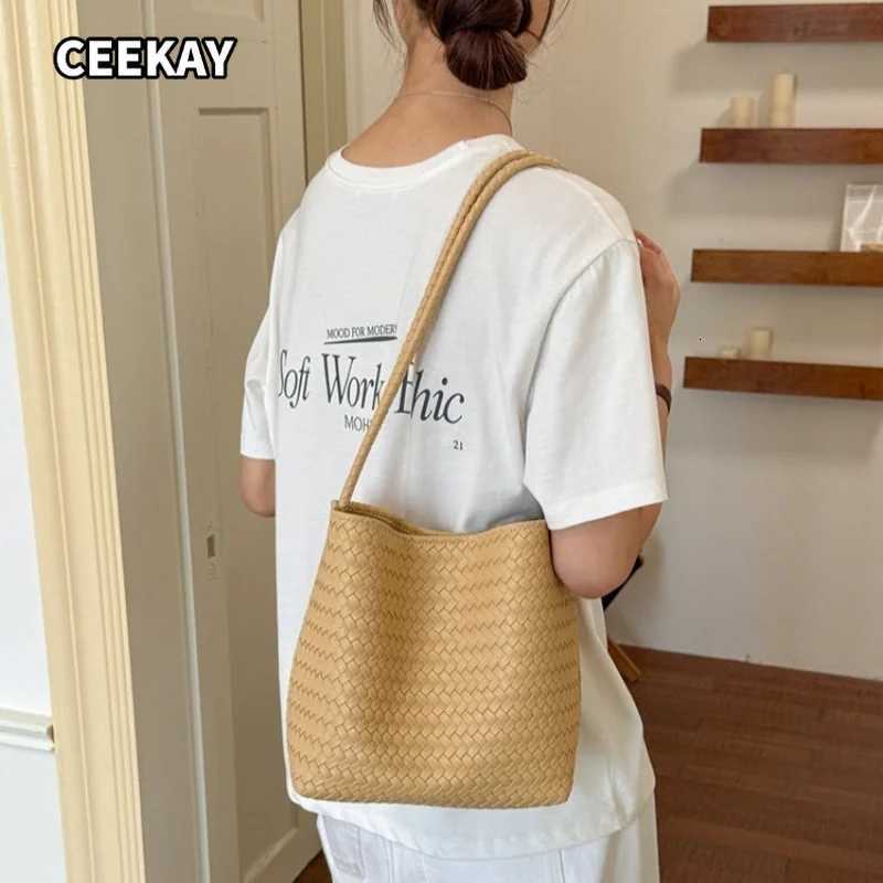 Shoulder Bags CEEKAY Tiny Grid Faux Leather Woven Hobo Bag Soft Trapezoid Shape Lightweight Multi-color Ladies Vacation Casual Hand Tote Purse X2610