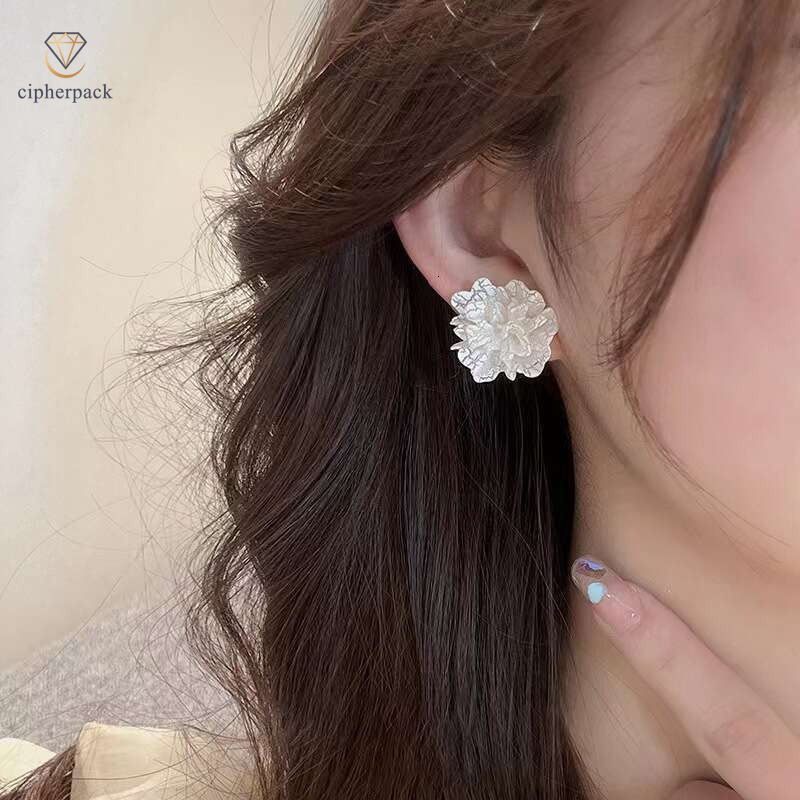 Korean s925 spring-summer new white cracked flower for women, pure versatile, gentle and stylish, popular online earrings