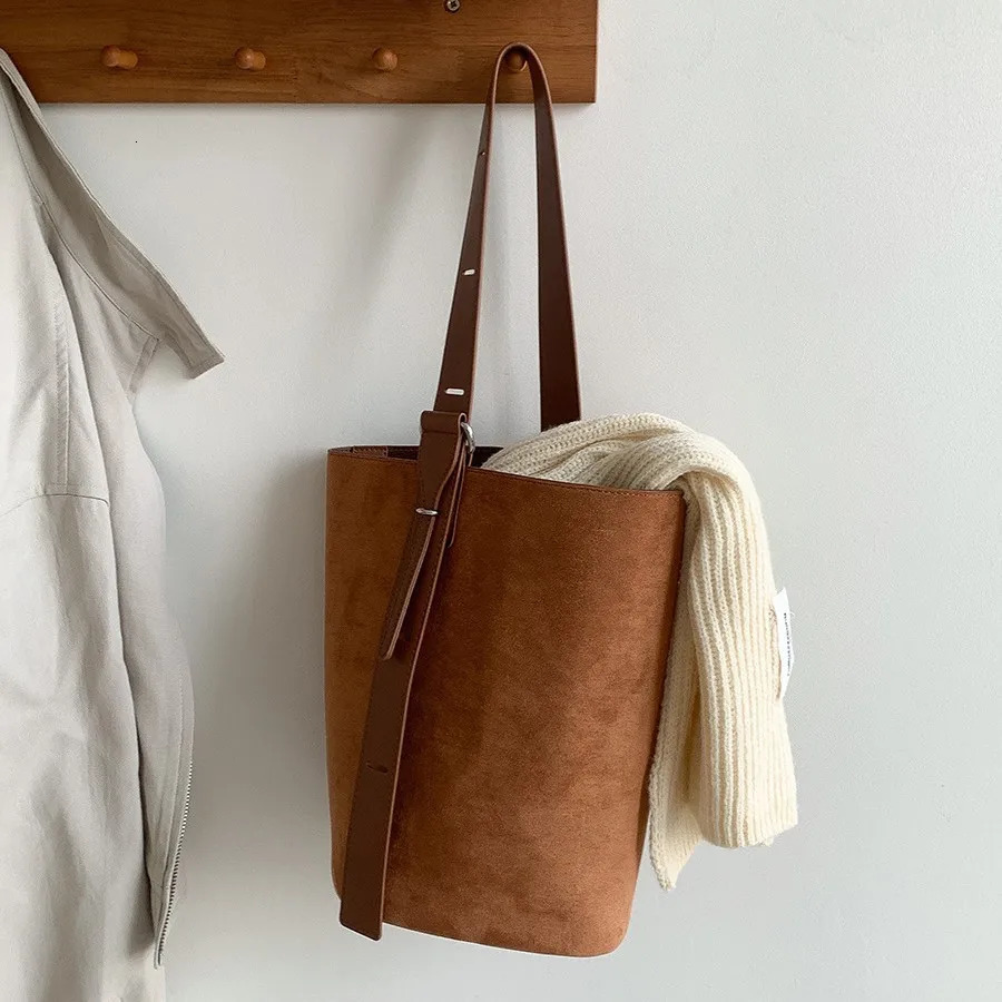 Autumn Winter Large Capacity Women's Suede Tote Bag Simple round Bucket Bag Commuting Single Shoulder Bag Soft Cotton Liner 261016