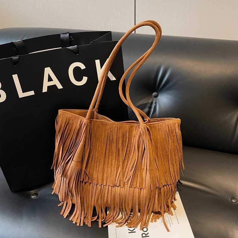 Totes Boho Fringe Shoulder Bag Vintage Suede Handbag Women's Large Capacity Casual Fashion Shopping Bag Winter Purse Underarm Totes X261016