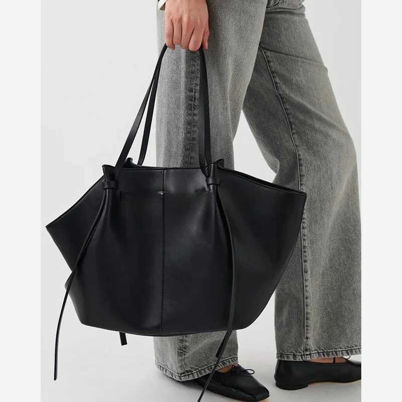 2026 New Large Capacity Trapeze Women Shoulder Bags Designer Metal Lock Handbags High-Quality Pu Leather Big Tote Commute Bag X261016