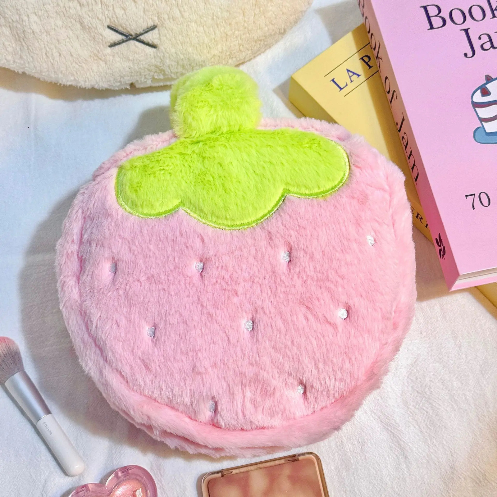 Strawberry Plush Cosmetic Bag Women Travel Wash Handheld Large Capacity Skincare Organizer Cute Makeup Bags 261009