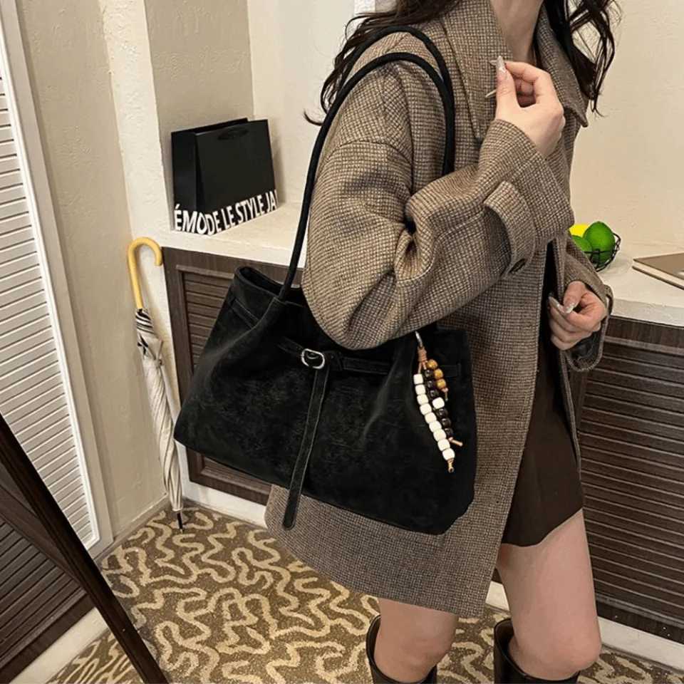Totes Suede/PU Leather Shoulder Bag Retro Large Capacity Handbag Solid Color Available in 4 Colors Commuting Tote Bag X2610161