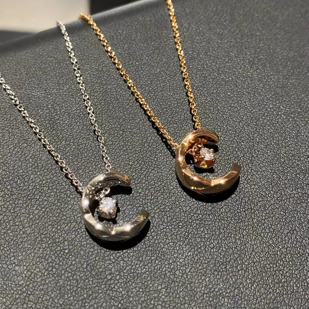 Designer Jewelry Coco diamond-patterned water ice moon necklace, delicate and luxurious piece of jewelry for women, a clavicle chain