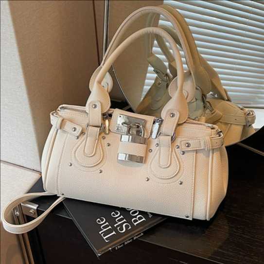 Studded biker-style handbag 2026 new trendy sweet and cool shoulder bag for stylish girls' commuting crossbody bag Q261016