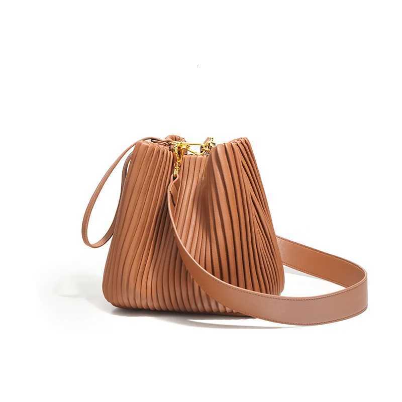 Shoulder Bags Designer Handbag High End Genuine Leather Large Capacity Commuter Bucket Bag Women's Single Shoulder Slant Crossbody Handbag New