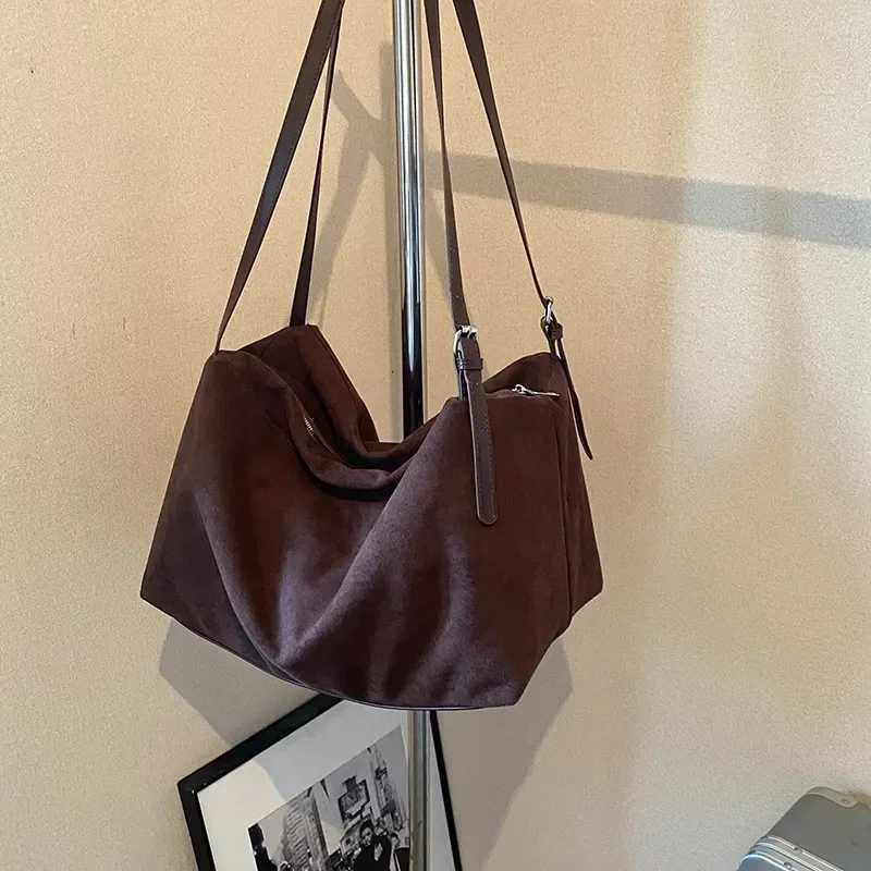 Totes Casual Retro Large Capacity Suede Bag for Women 2024 New Autumn and Winter Commuting Shoulder Bag Short Distance Fitness Bag X261016