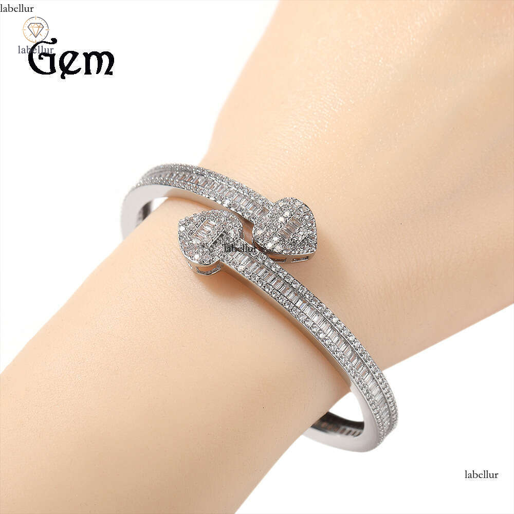 Luxury jewelry Style Personality Heart Bracelet for Women Elegant and Luxurious Silver Inlaid Moissanite Heart-shaped Open Bracelet New Versatile Ha