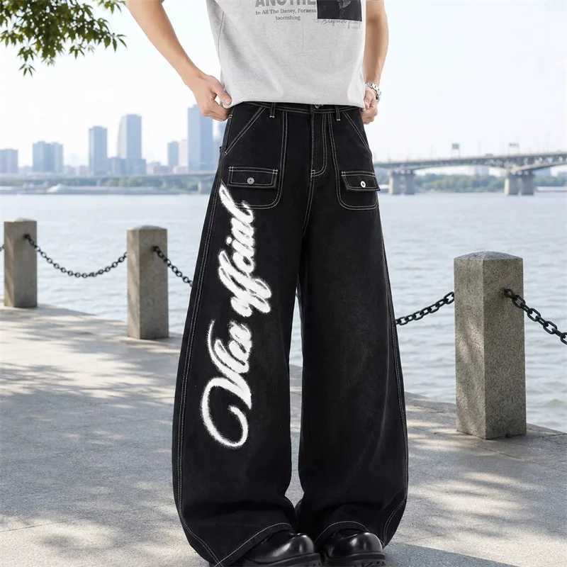 Men's Jeans Men's American Gothic Wings Graffiti Letter Print Jeans Harajuku Fashion Streetwear Baggy Denim Pants Y2K Vintage Curved JeanT
