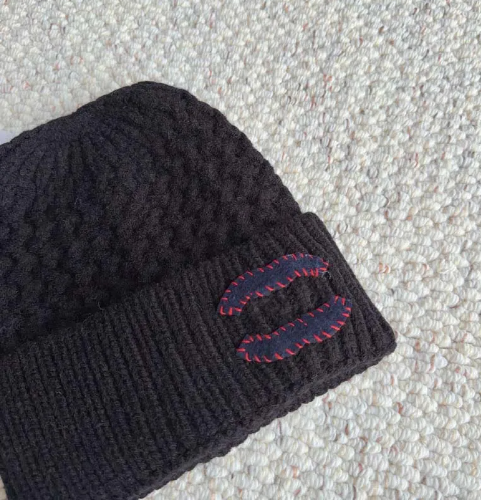 Winter Bonnet Hat Designer Beanie Simple Classic Knitted Hat Loose Warm Wool Cap Couple Same Style Fashionable Versatile Skull Cap