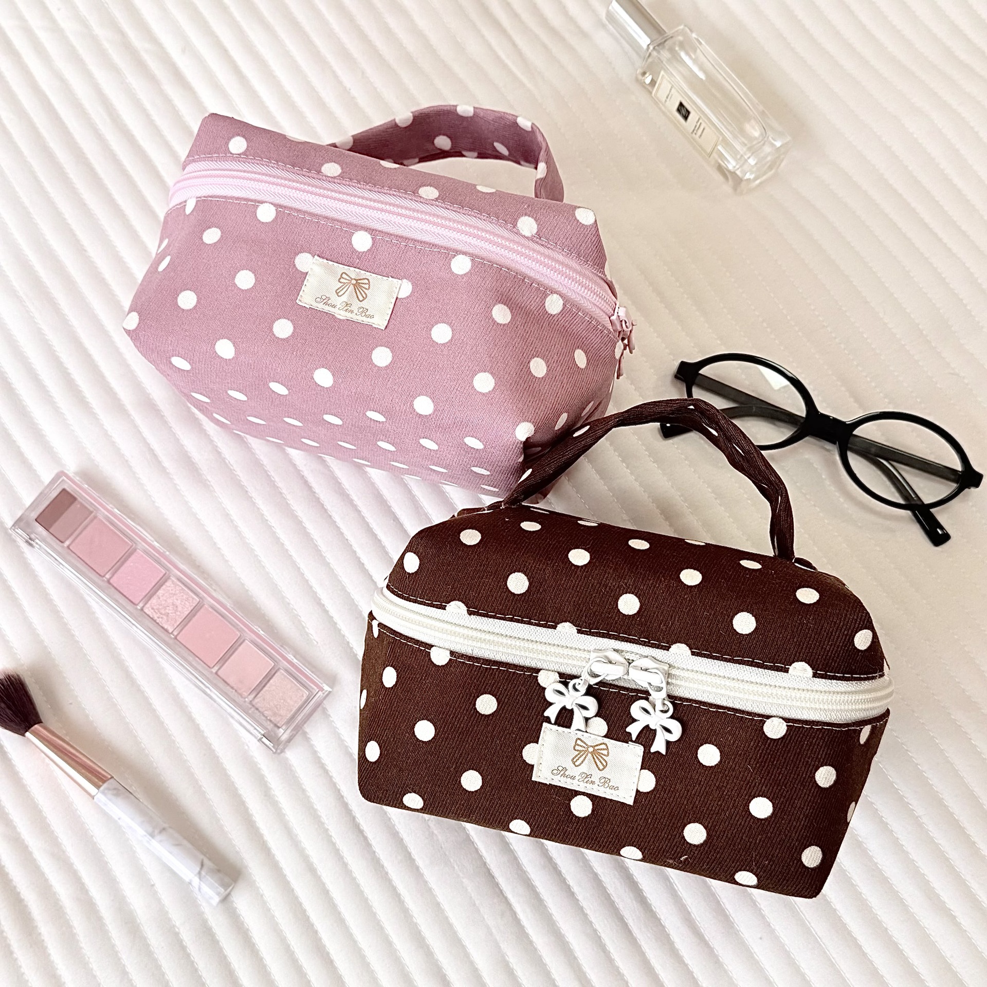 Polka dot fabric handbag makeup bag flip top portable large capacity makeup storage bag fashionable light luxury hand-held toiletry bag niche design