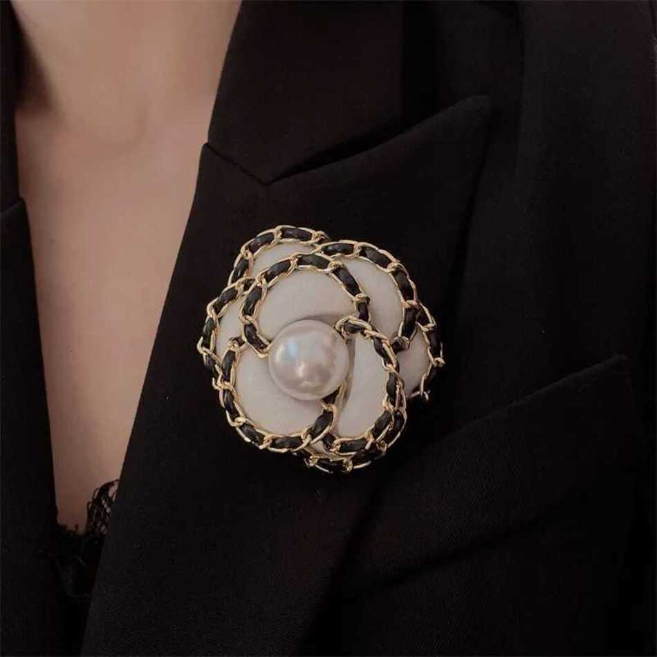 2026 cologne New Luxury Designer Jewelry Flower Camellia Pearl Pin perfume Coat Accessories Brooches For Womens Clothing Y250809 Designer De8
