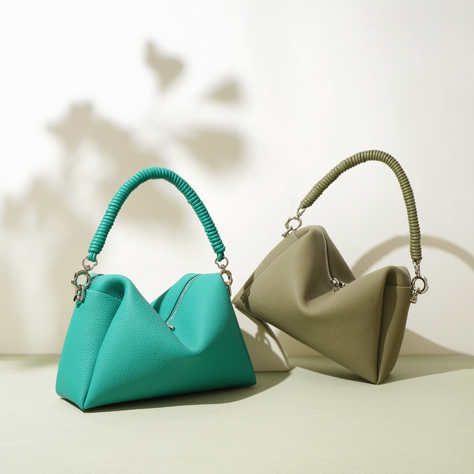 New Top Luxury Cowhide Small Soft Cigarette Bag Niche High-end Fashion Handbag Women's Handbag Crossbody Bag Commuting Bag Designer Bag