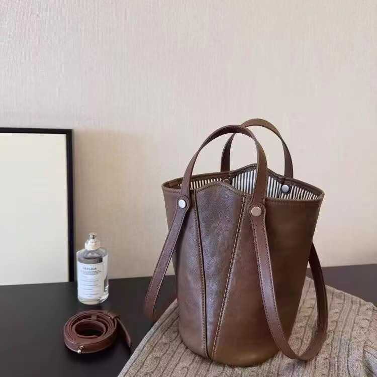 High-end bucket bag for women 2026 autumn/winter new collection large capacity versatile tote bag and commuter bag Q261016
