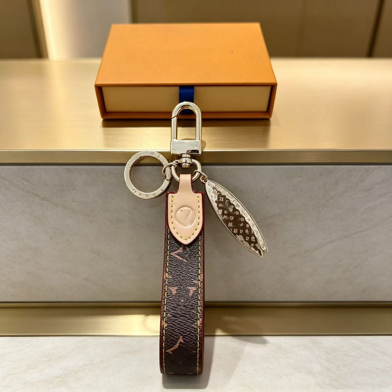 High Quality Leather Keychain Classic key Chain Letter Exquisite Portachiavi Luxury Designer Keyring Cute For Women Men accessories