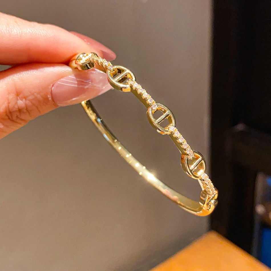 perfume 2026 New Jewelry Bangle 18K Gold Designer Plated Zircon Clasp Bracelet Light Luxury Fashion Handwear cologne For Women GE