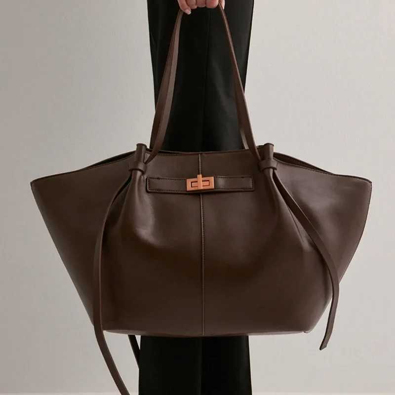 Fashion Large Capacity Trapeze Bag Designer Chic Lock Women Shoulder Bags Pu Leather Handbags Trend Underarm Bag 2025 Q261016