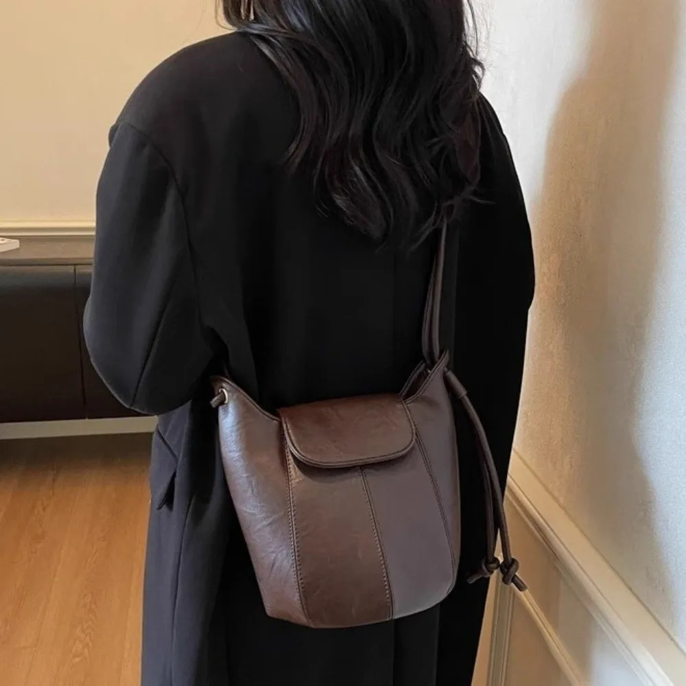 n Medium Size PU Bucket Bag Lightweight Durable Large Capacity Shoulder Bag Trendy Functional Crossbody Bag Daily Wear 261016
