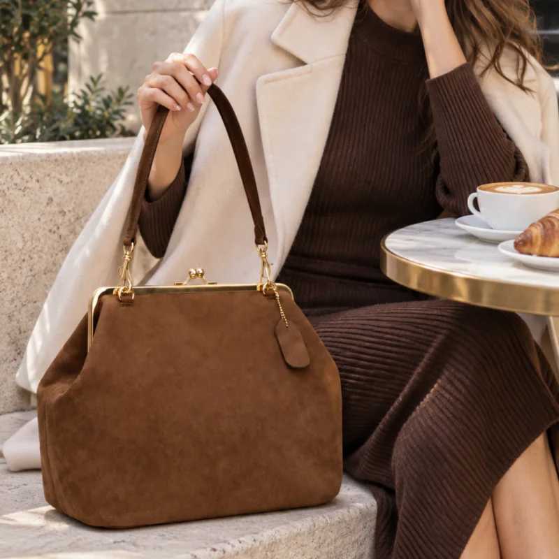 Cross Body 2026 Faux Suede Kiss Lock Clip Shell Bag New Designer Large Capacity Tote Shoulder for Commute Beach Eveningpink H261016
