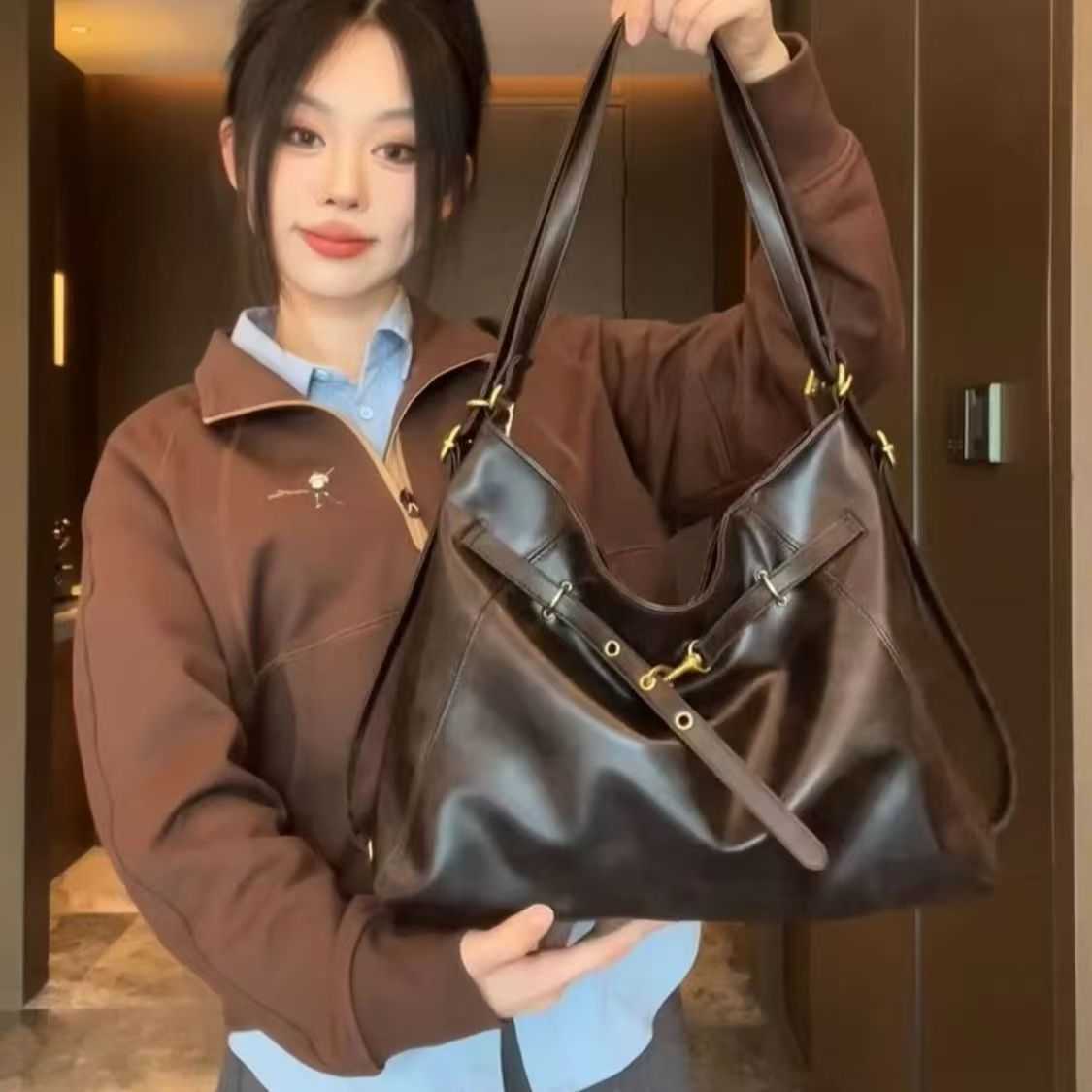 2026 Large Capacity Women's Bag New Spring and Autumn Casual Versatile Backpack Women's Commuting Tote Bag New Q261016