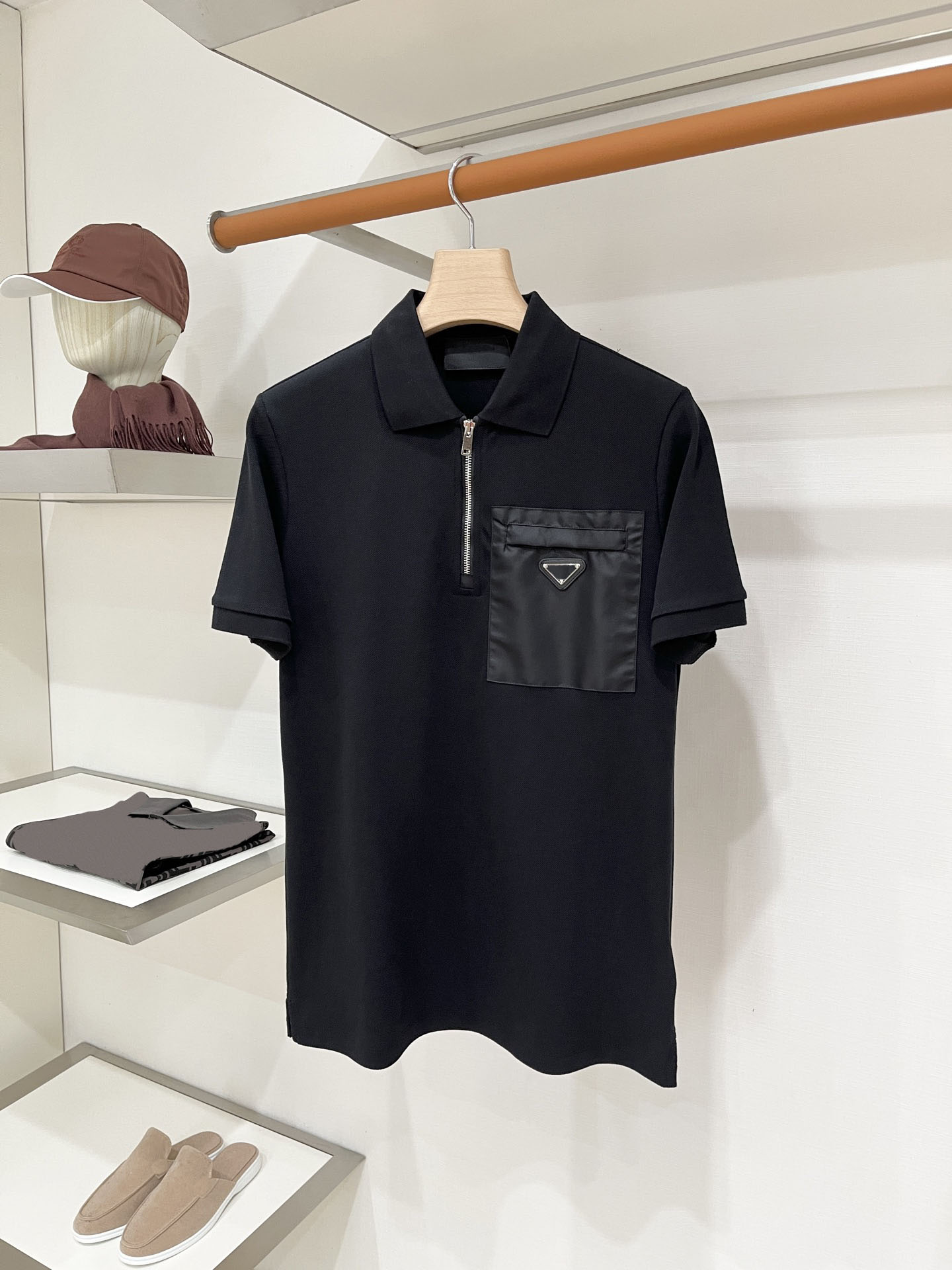 Camiseta y polo para hombre de diseño de alta calidad con decoración de logotipo triangular en el bolsillo, tela de nailon, polo para hombre moderno