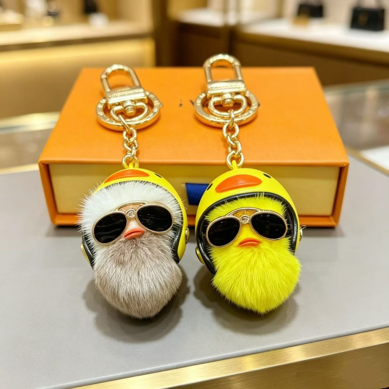 With BOX Fashion Brand Classic Keychains Yellow Khaki Furry Designer Keychain Women Girls Bag Charms Car Key Rings Best Accessories 2Colors