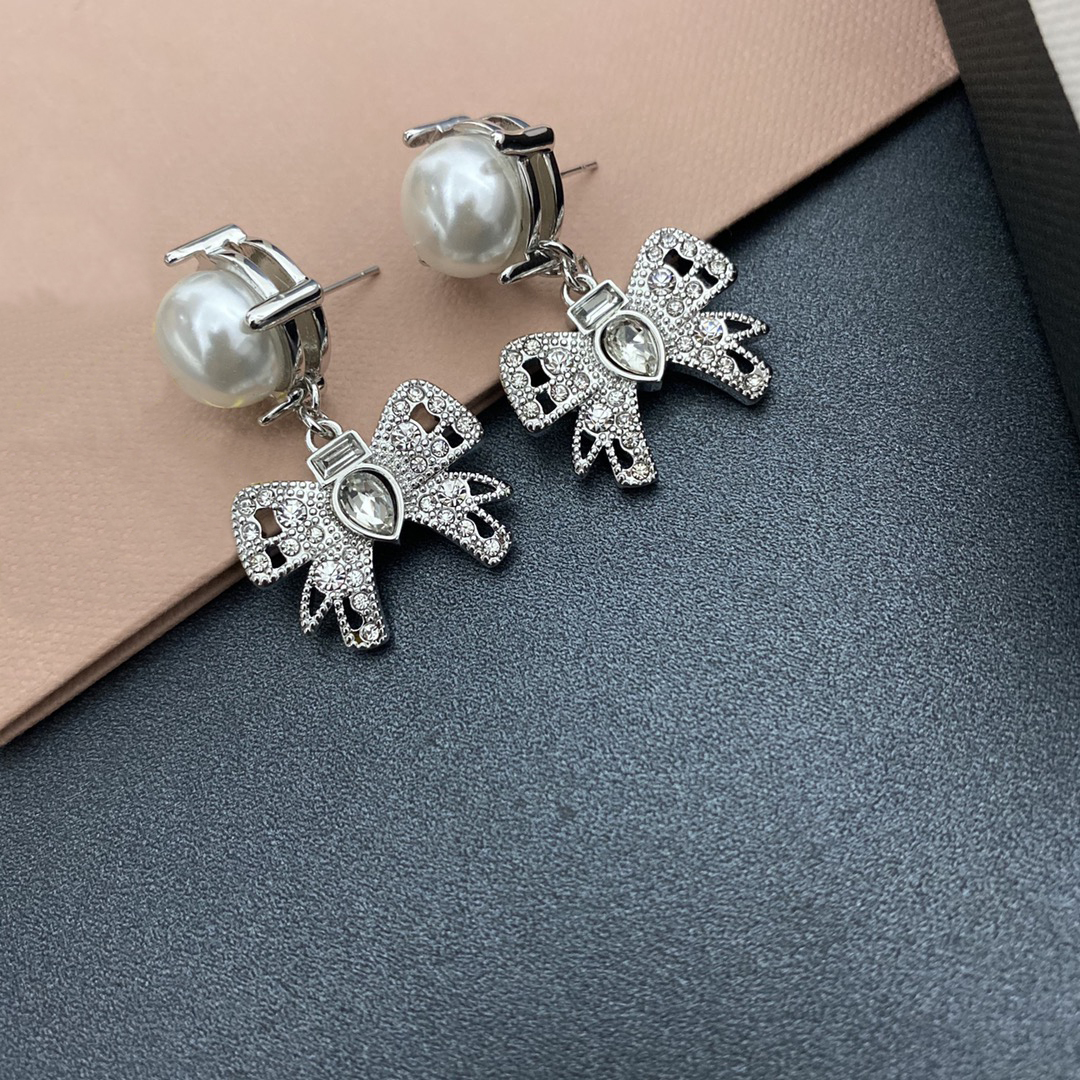 Exquisite Designer Silver Plated Zircon Bow Pearl Earrings A Luxurious High End Gift Suitable For Women To Create Unique And Elegant Jewelry