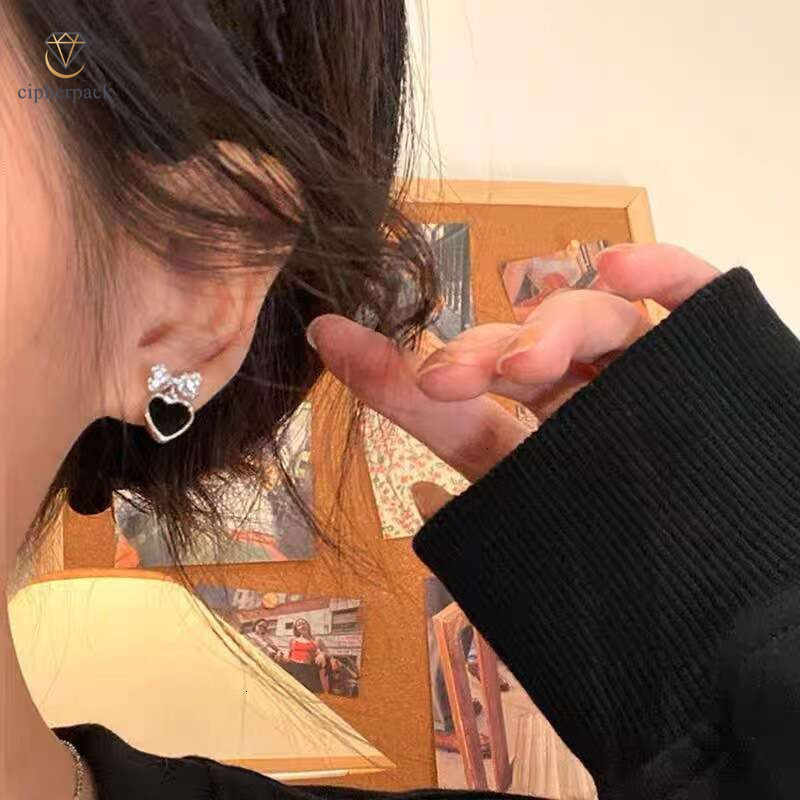 Unique women's earrings, and cool black heart-shaped studs, niche design ear pins, 2025 new trendy earrings