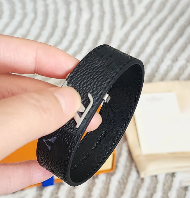 Luxury L Vs Black Leather bracelet Unisex Charm Bracelets for Fashion Men Women Designer Jewelry Accessory Elegant Women Bangle Valentine's Day