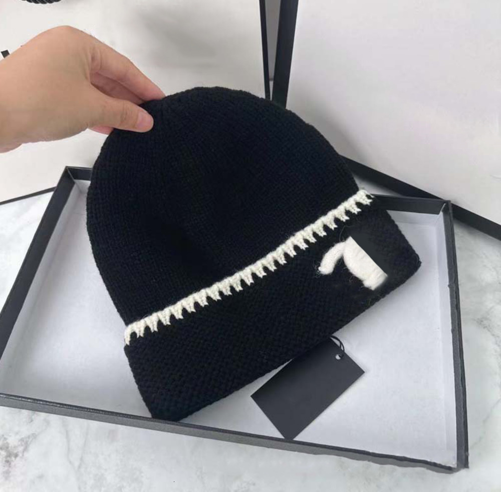 Womans Knit Beanies Hats Mens Fashion Versatile Beanie Letter Autumn And Winter Warmth High Quality