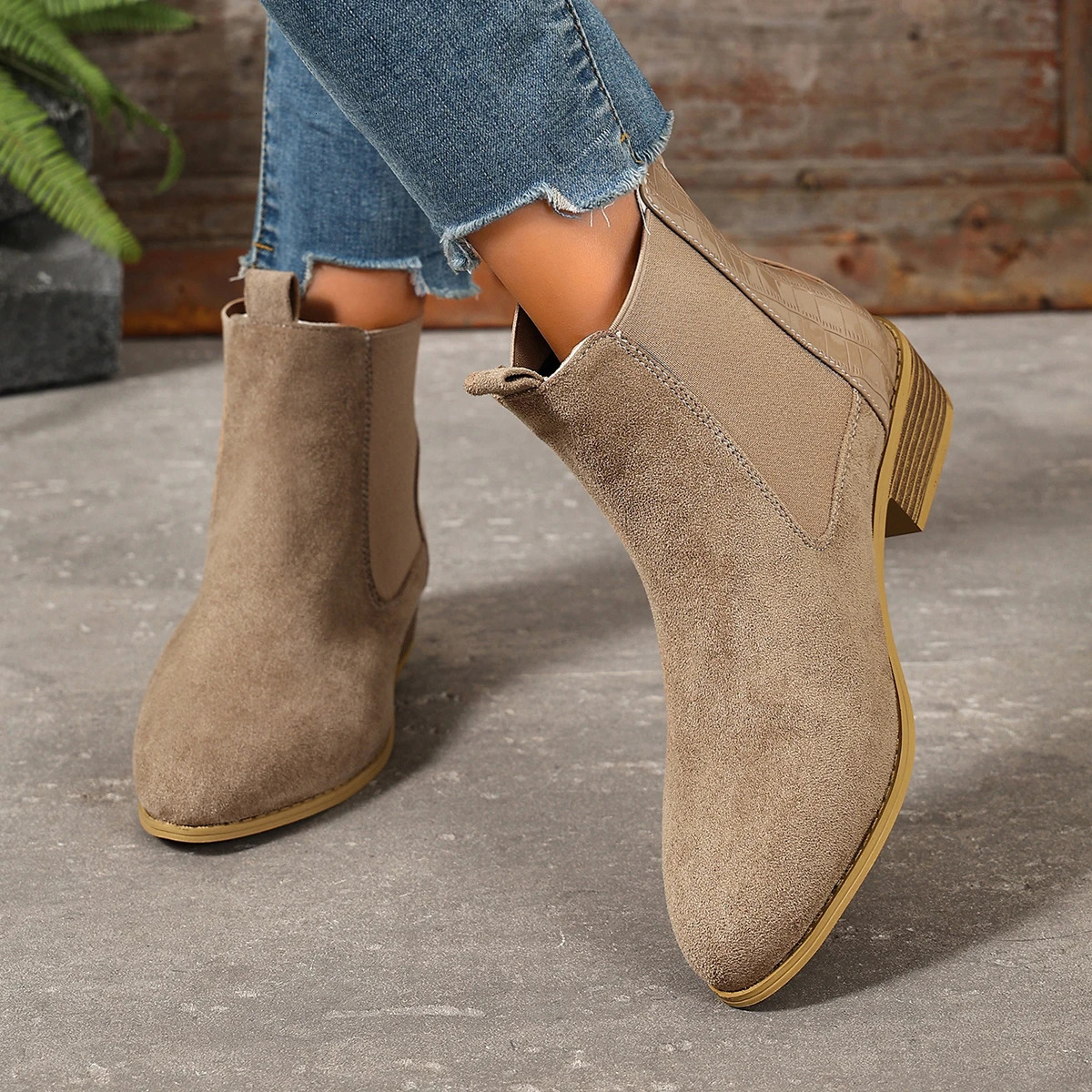 Women's Suede Pointed Toe Square Heel Chelsea Ankle Boots Spring and Autumn Non-Slip Retro Large Size Short Boots 261016