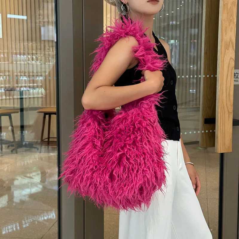 Shoulder Bags Large Capacity Shoulder Bag Luxury Soft Faux Sheepskin Fur Handbag New Women Curly Faux Fur Tote Bag Winter Fashion Purse X261016