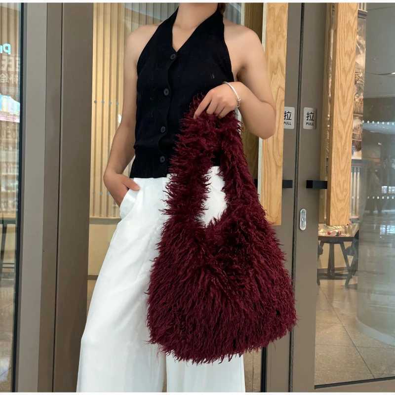 Shoulder Bags Luxury Fluffy Synthetic Sheepskin Handbag Winter Soft Large Capacity Shopping Plush Designer Tote Bag Casual Simple Storage Bag X26101
