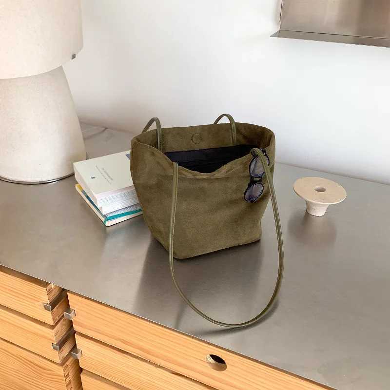 Shoulder Bags Faux Suede Bucket Shoulder Bag Fashion Niche Vegetable Basket Commuting Tote Bag Large Capacity Retro Shoulder Bag Women X261016