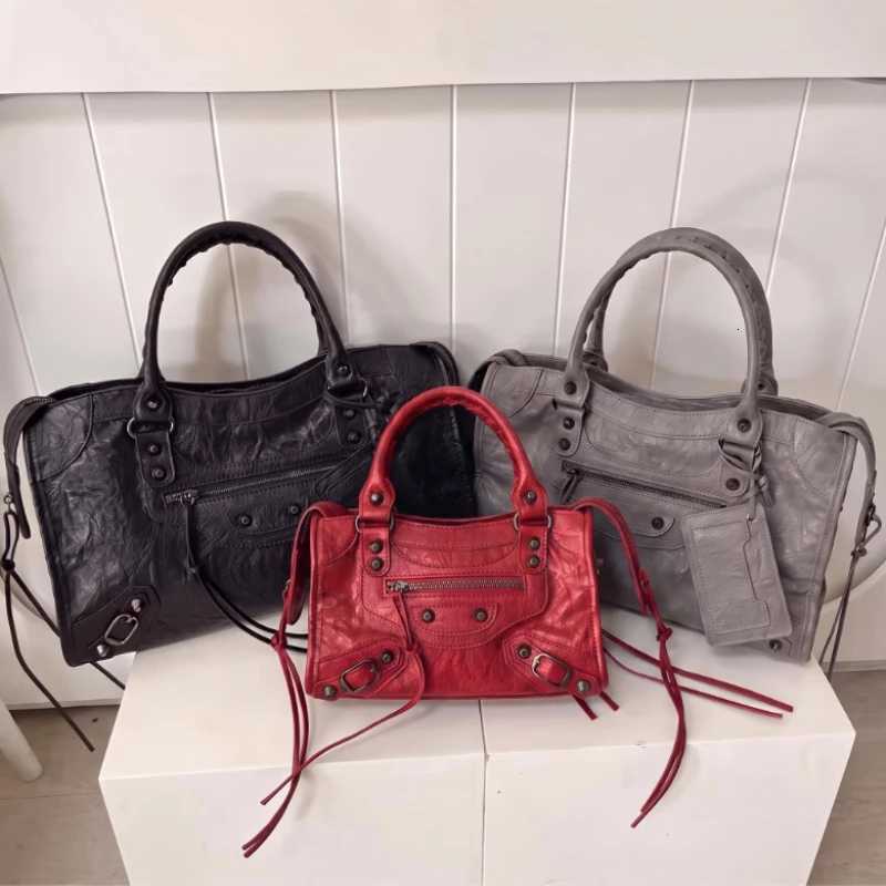 Shoulder Bags Retro Rivet Motorcycle Bag Women French Vintage Leather Tote Handbag Large Capacity Shoulder Crossbody Purse Y2K Hot Girl Studde X2610