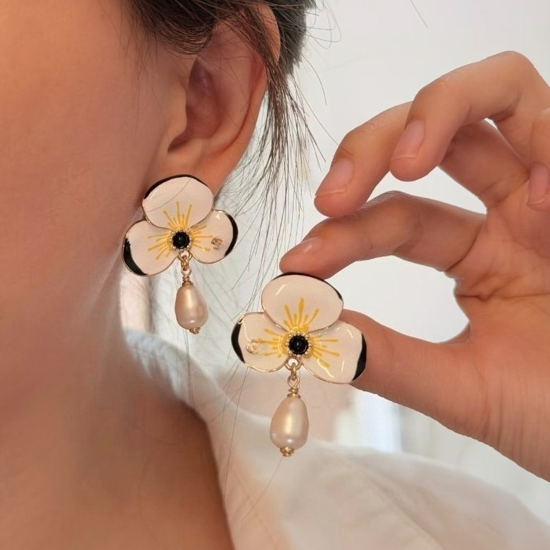 Boucles d'oreilles à tige en forme de fleur plaqué or 18 carats pour femme - Boucles d'oreilles pendantes de luxe en perles baroques - Boucles d'