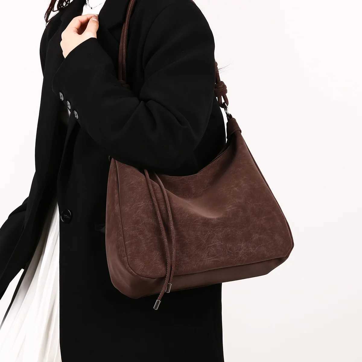 Totes New 2026 Fall Winter Women's Tote Bag Faux Suede Crossbody Shoulder Handbag Spacious Stylish Purse for Daily Work bolsa X2610161