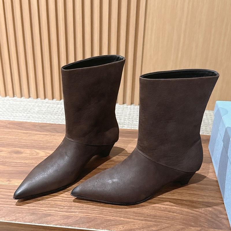 Womens Half Boots Designer Calfskin Half Boot Ladies Runway Style Leather Boots Pointed Tip Sheepskin Lining Fashion Boot Classic Item Leather Outso