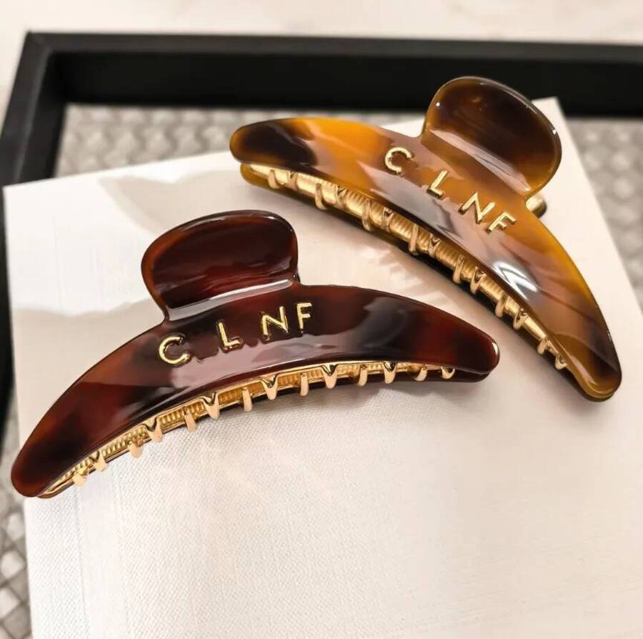 2026 Retro cologne French Acetate Metal Shark Clip Designer Fashion Letter Hairpins Clamps High Quality Women Lady perfume Hair Accessories ss9