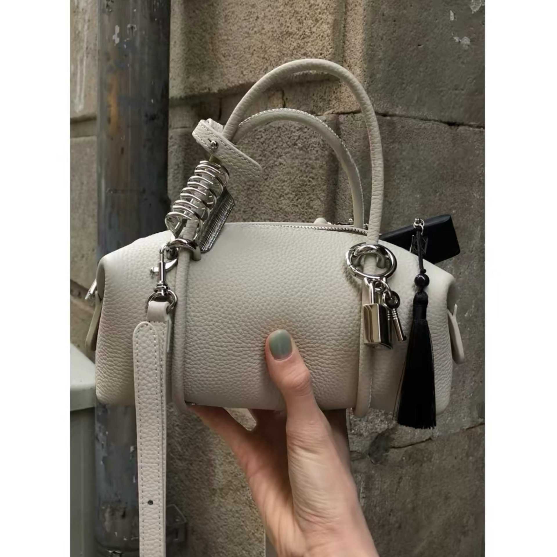 Korean niche designer women's shoulder handbag 2026 new summer fashion commuter crossbody small bag Q261016