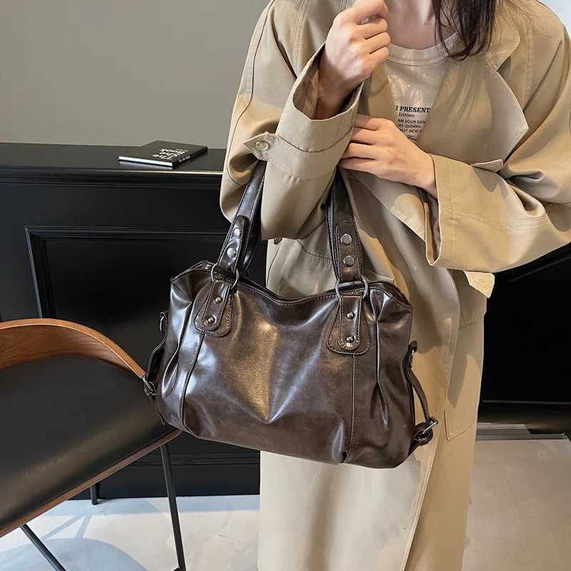 Classic Retro Casual Solid-Color Tote Bag Large-Capacity PU Shoulder Bag Soft Leather Fashionable Versatile Commuter Handbag X261016
