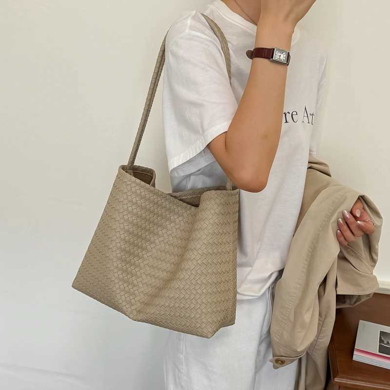 Design Woven Shoulder Bags 2026 Autumn New Large Capacity PU Bucket Bag Women's Vintage Tote Bags for Daily Commute Q261016