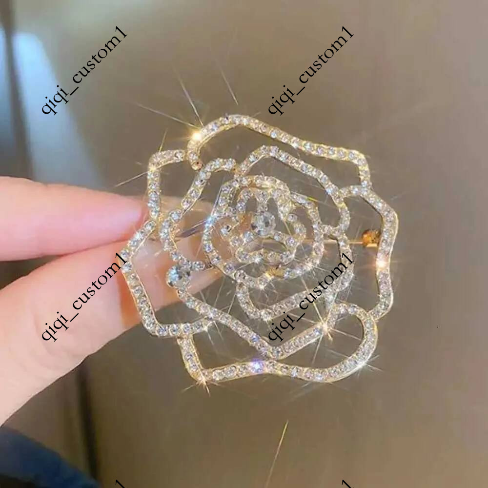 Elegant Rose Brooch Alloy Shining Mens and Womens Jewelry Wedding Party Gift Fashion Decoration Clothing Accessories y2k 2024 XJ250815