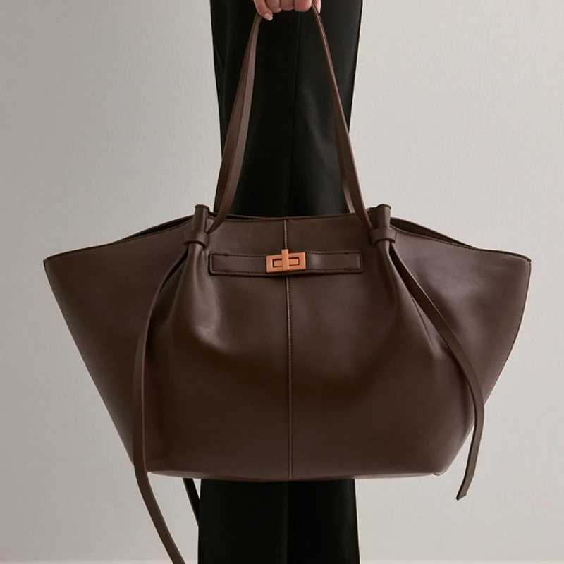 Fashion Large Capacity Trapeze Bag Designer Chic Lock Women Shoulder Bags Luxury Pu Leather Handbags Trend Underarm Bag 2025 X261016