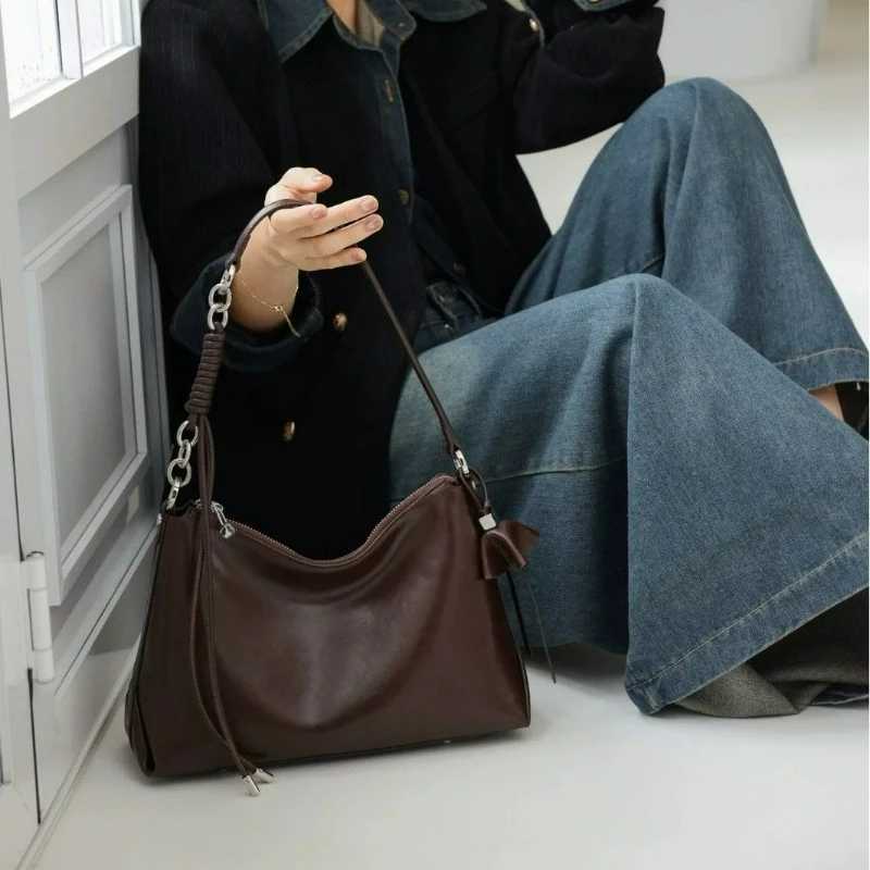 Shoulder Bags Leisurely Luxurious Cowhide Large Capacity Crossbody Bag for Shoulder and Underarm Carrying Versatile Commuting Crossbody Bag H261016
