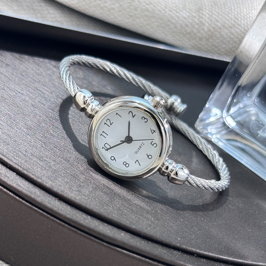Exquisite and compact decorative watch for female students, silver bracelet style open mouth lazy watch, versatile Korean version, simple retro watc